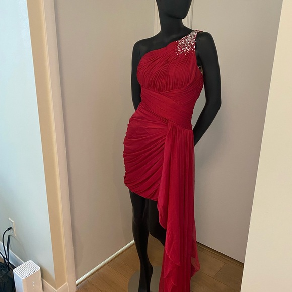 Elegant One-shoulder dress with side tail - Picture 4 of 8